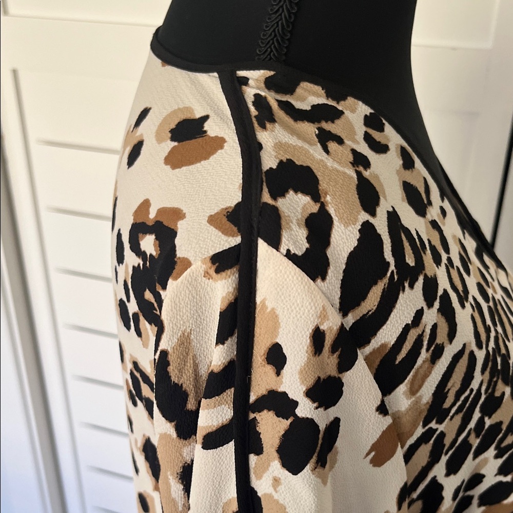 Chico’s NWOT Piped Leopard Print V-Neck Top Peek A Boo Sleeves Size 0 - Picture 7 of 10